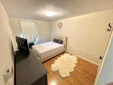 Looking for awesome roomy !