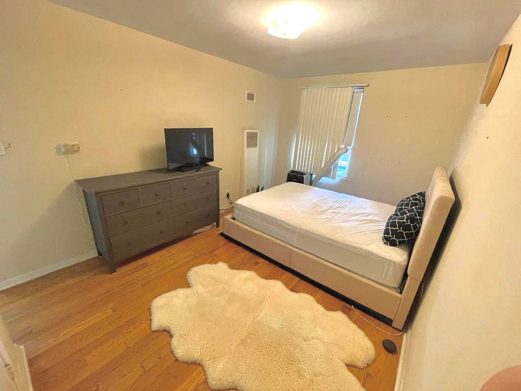 Looking for awesome roomy !