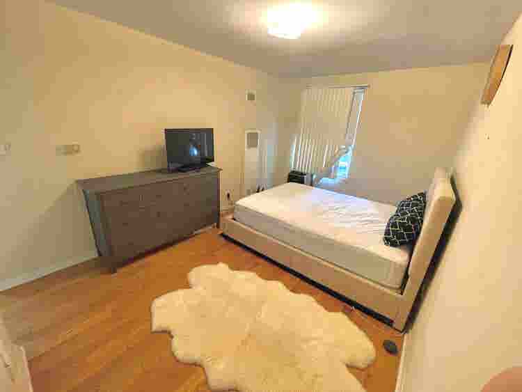 Looking for awesome roomy !