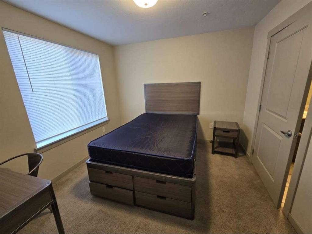 Looking for 2 people or a couple