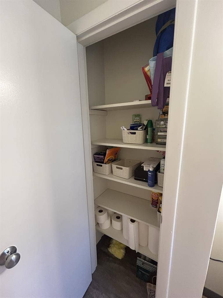 ISO female roommate