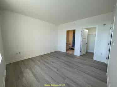 Opp SF Caltrain - Master Bed & Bath