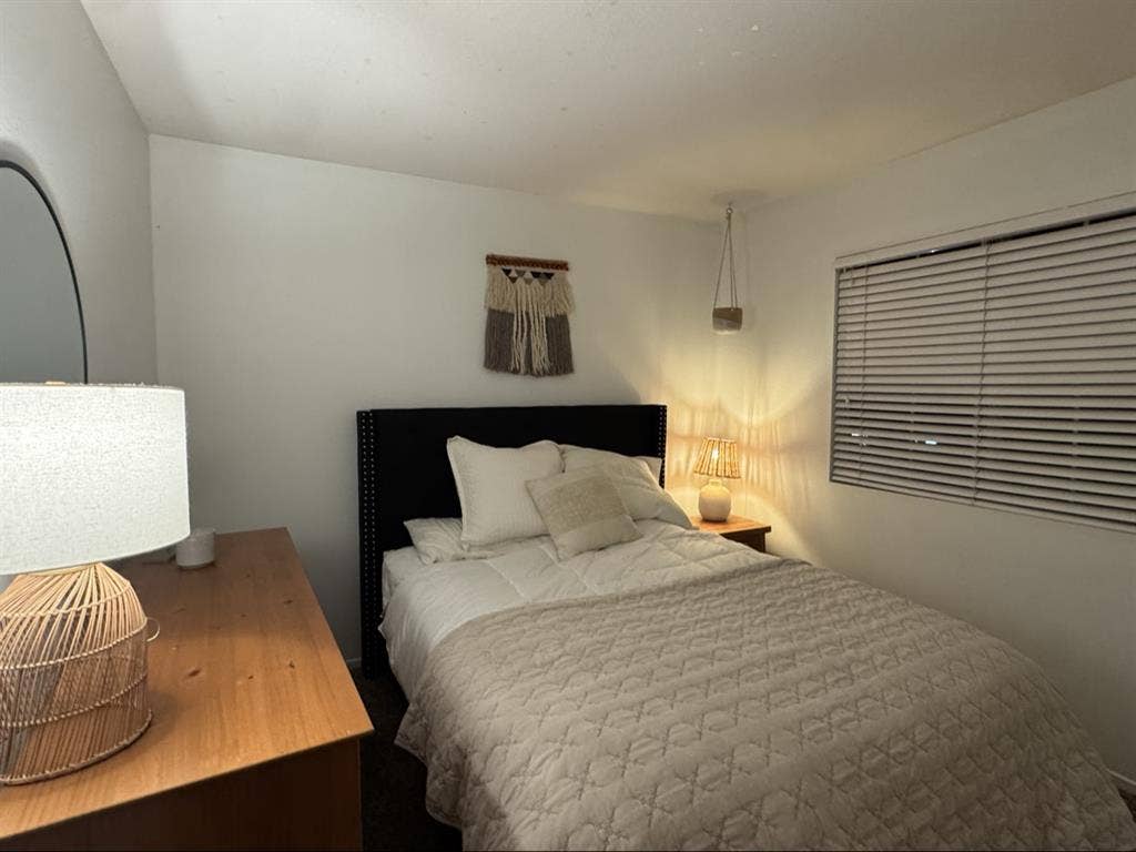 Furnished room weekly / monthly pay