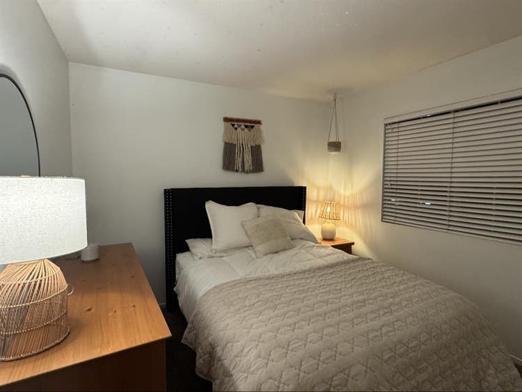 Furnished room weekly / monthly pay