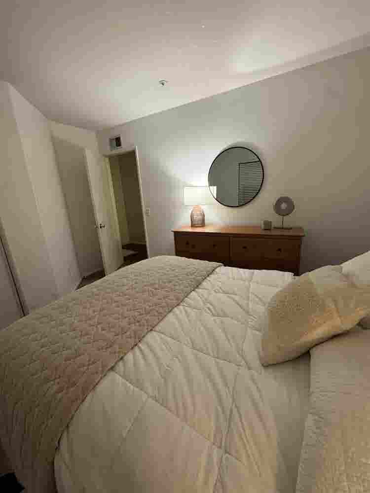 Furnished room weekly / monthly pay
