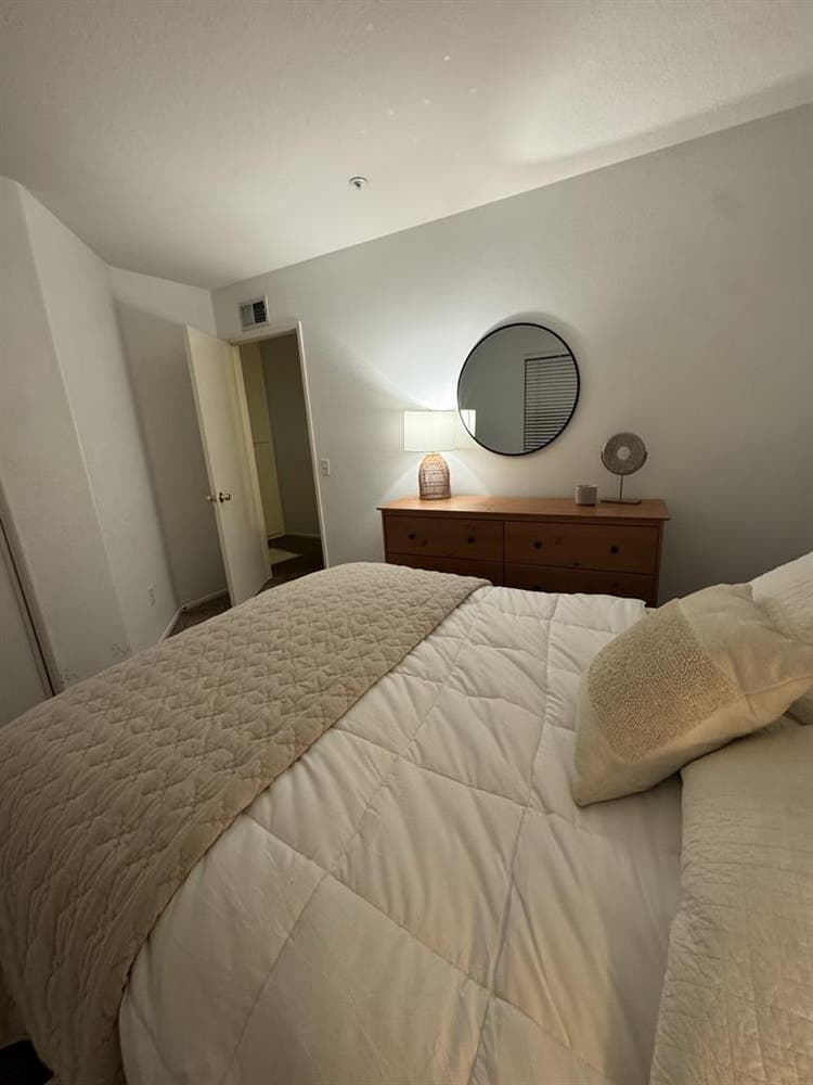 Furnished room weekly / monthly pay
