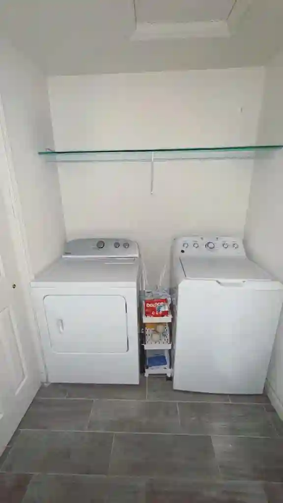 House/Rooms available in Ft Myers