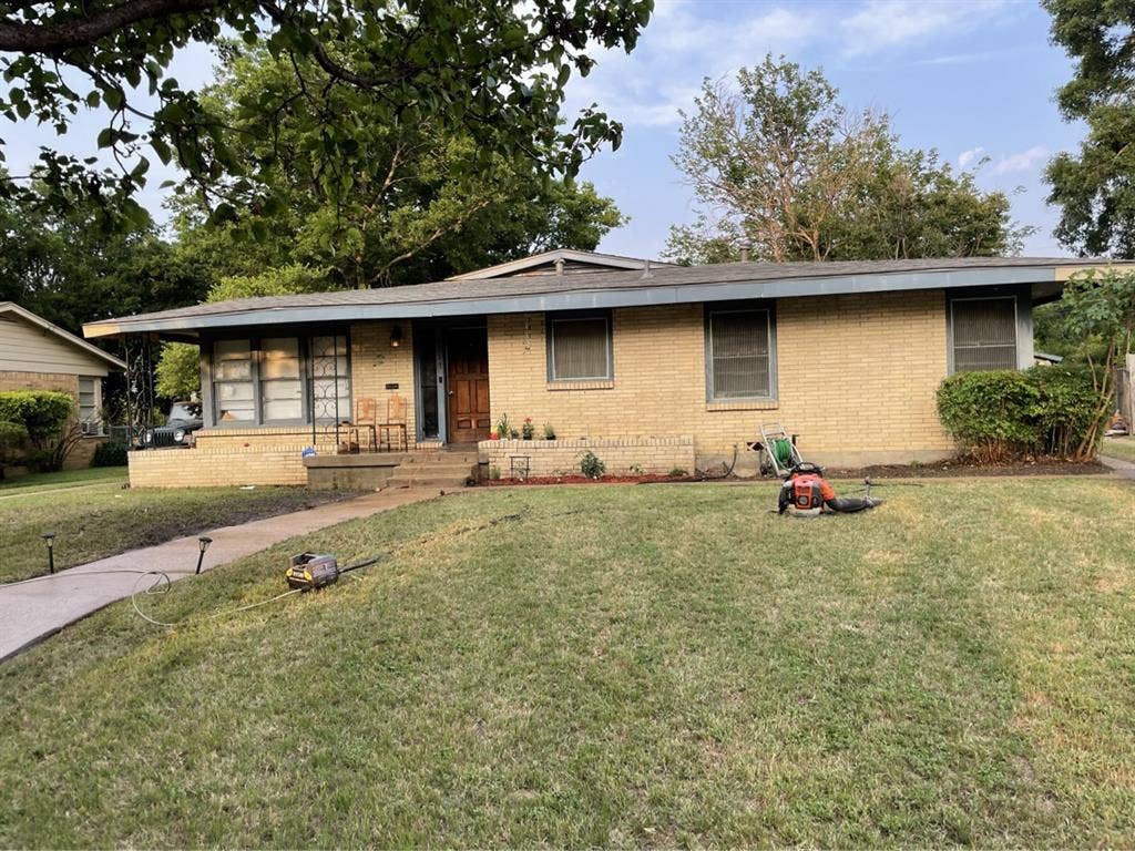 2 girls looking for 3rd room mate