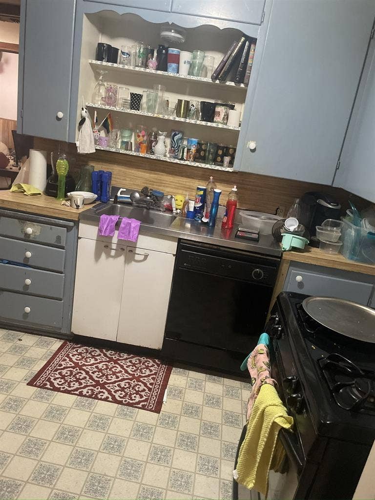 2 girls looking for 3rd room mate