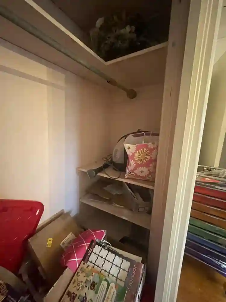 2 girls looking for 3rd room mate