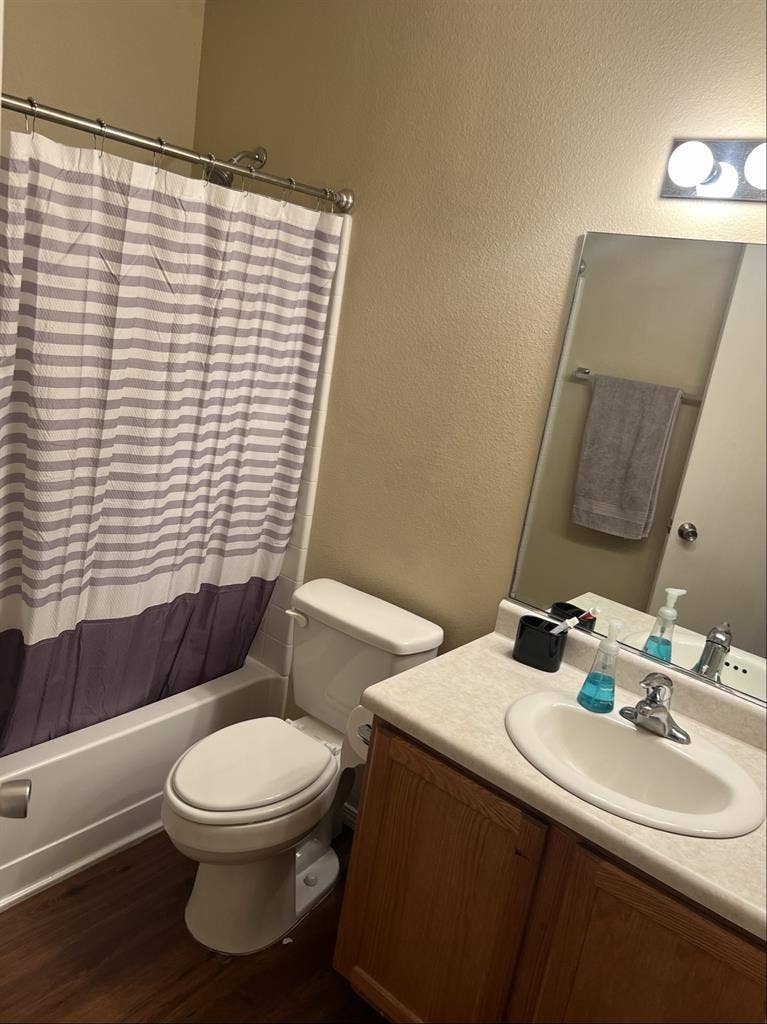 ISO a clean (FEMALE) roommate