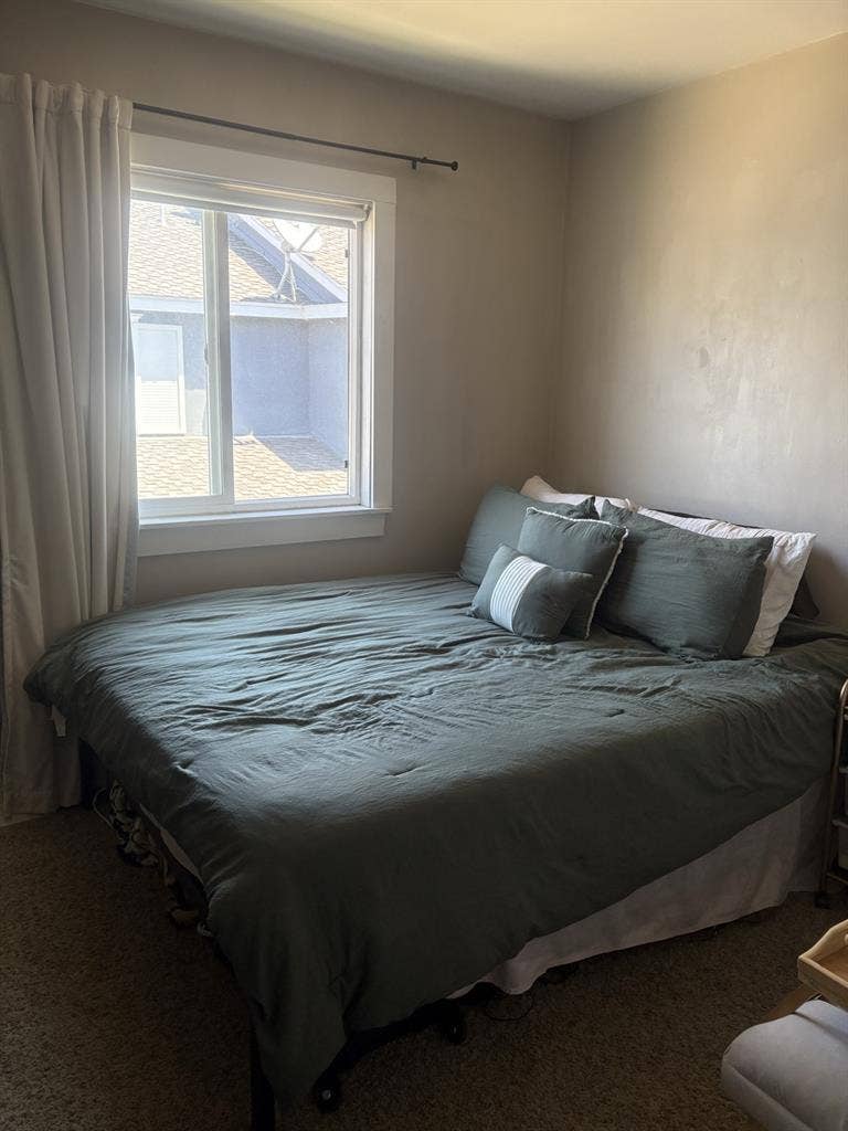 1 room with shared bathroomm