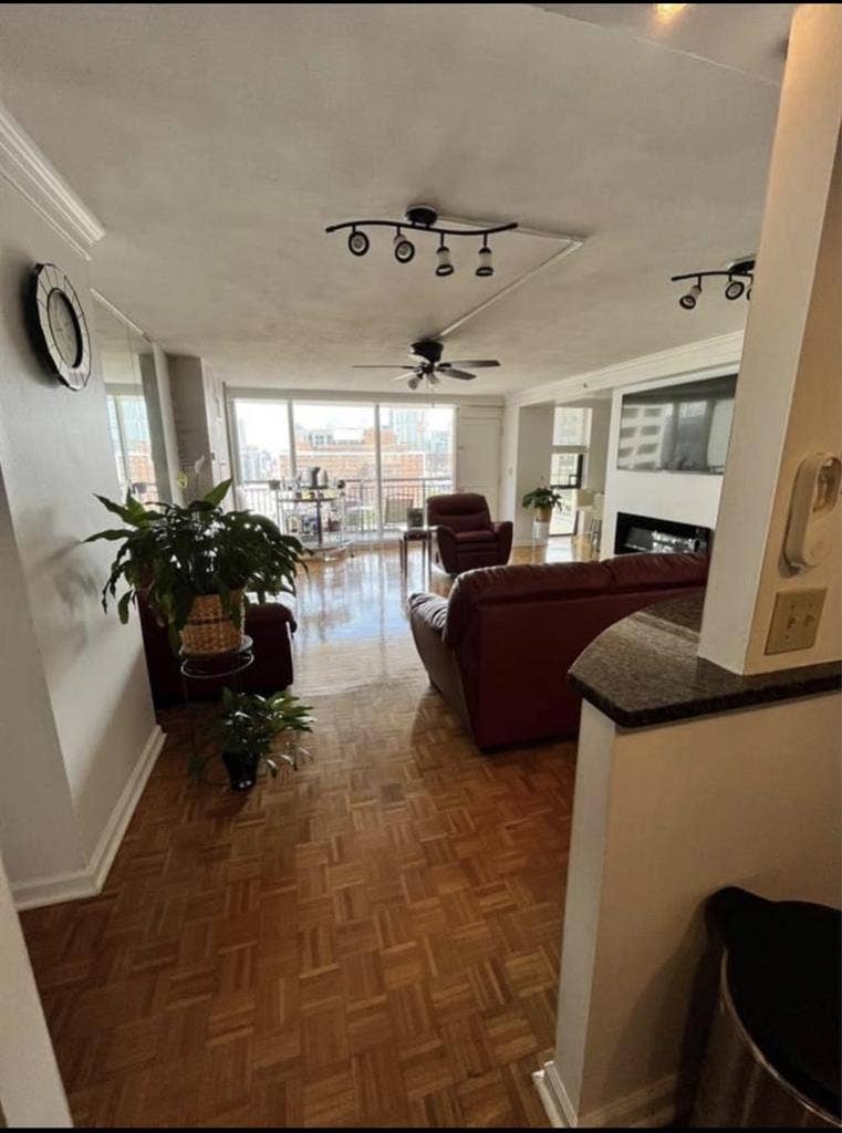 Eighteen
Floor Condominium