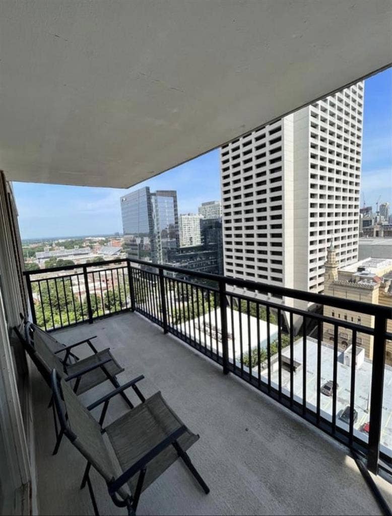 Eighteen
Floor Condominium