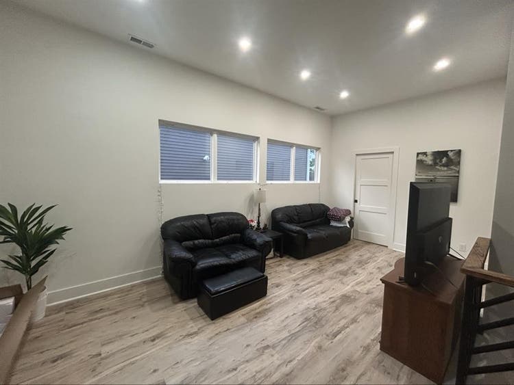 Looking for a roommate