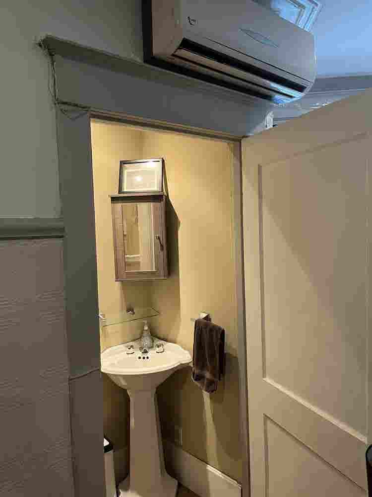 4 private rooms and 2 bathrooms