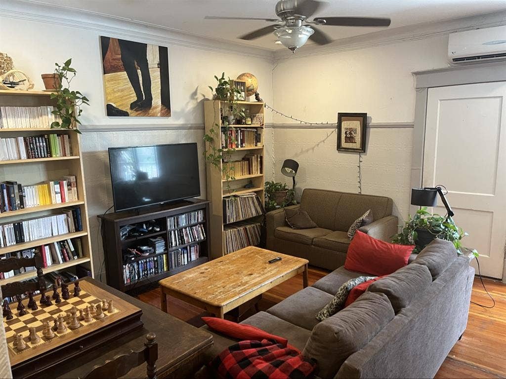 4 private rooms and 2 bathrooms