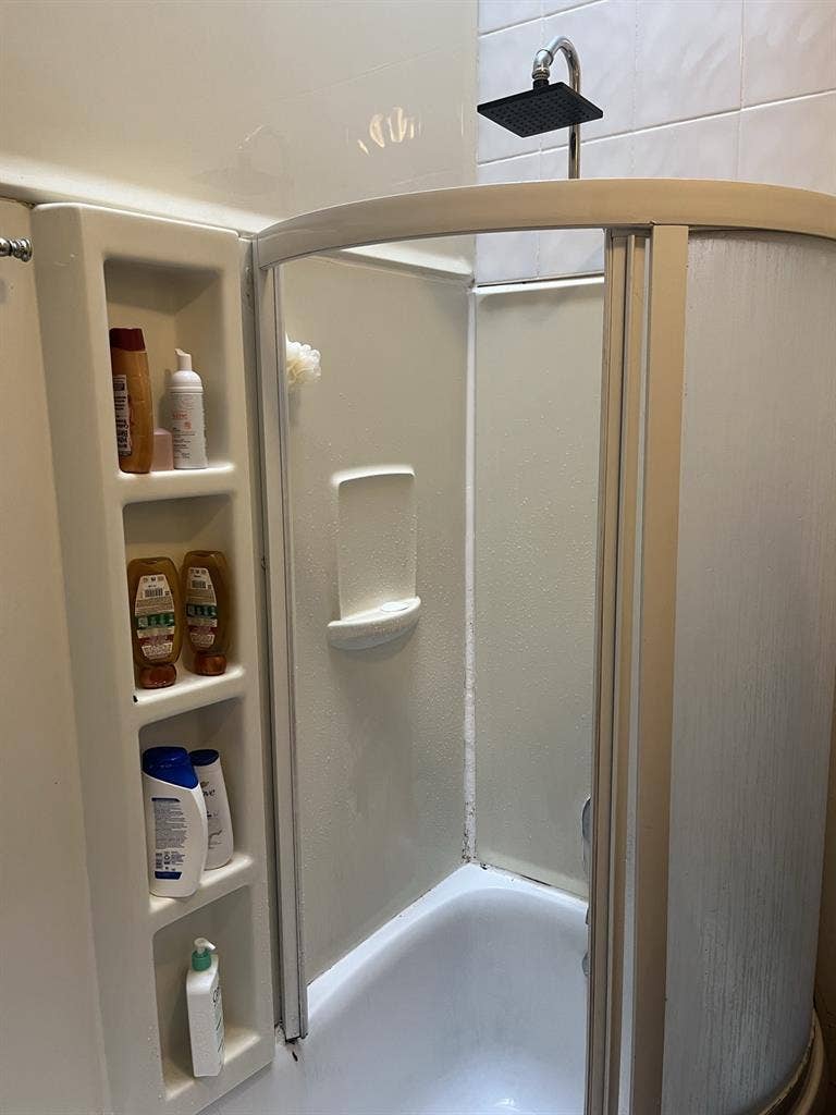 4 private rooms and 2 bathrooms