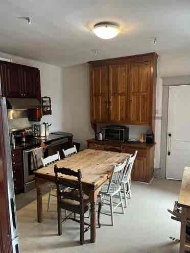 4 private rooms and 2 bathrooms
