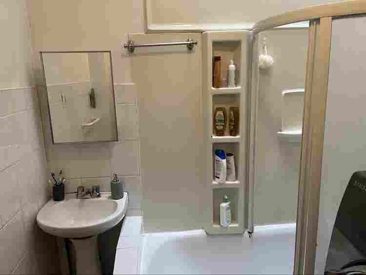 4 private rooms and 2 bathrooms