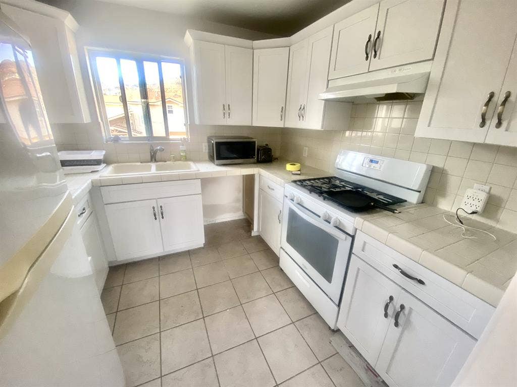 Ocean View & Hardwood Floors 2BR