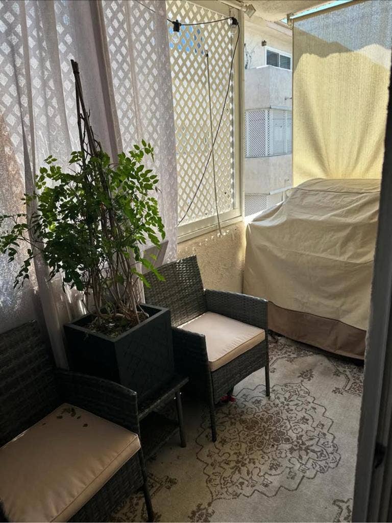 Room for rent in Condo in Encino