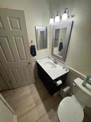 Room w/ Private Bath in Roseville