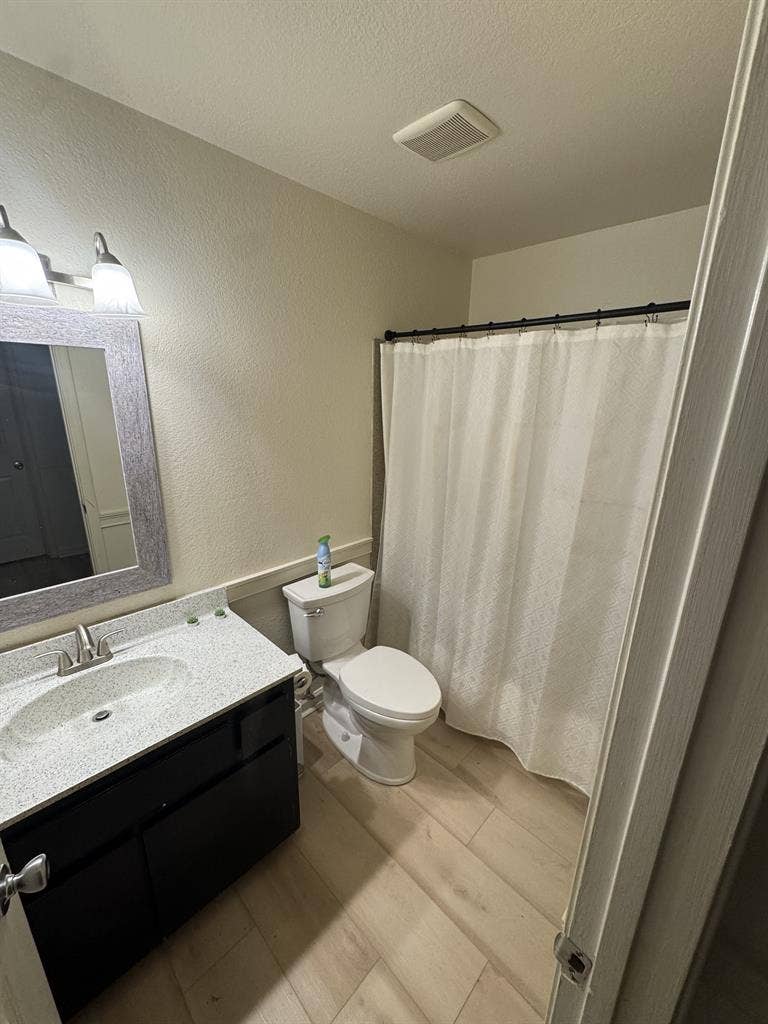 Room w/ Private Bath in Roseville