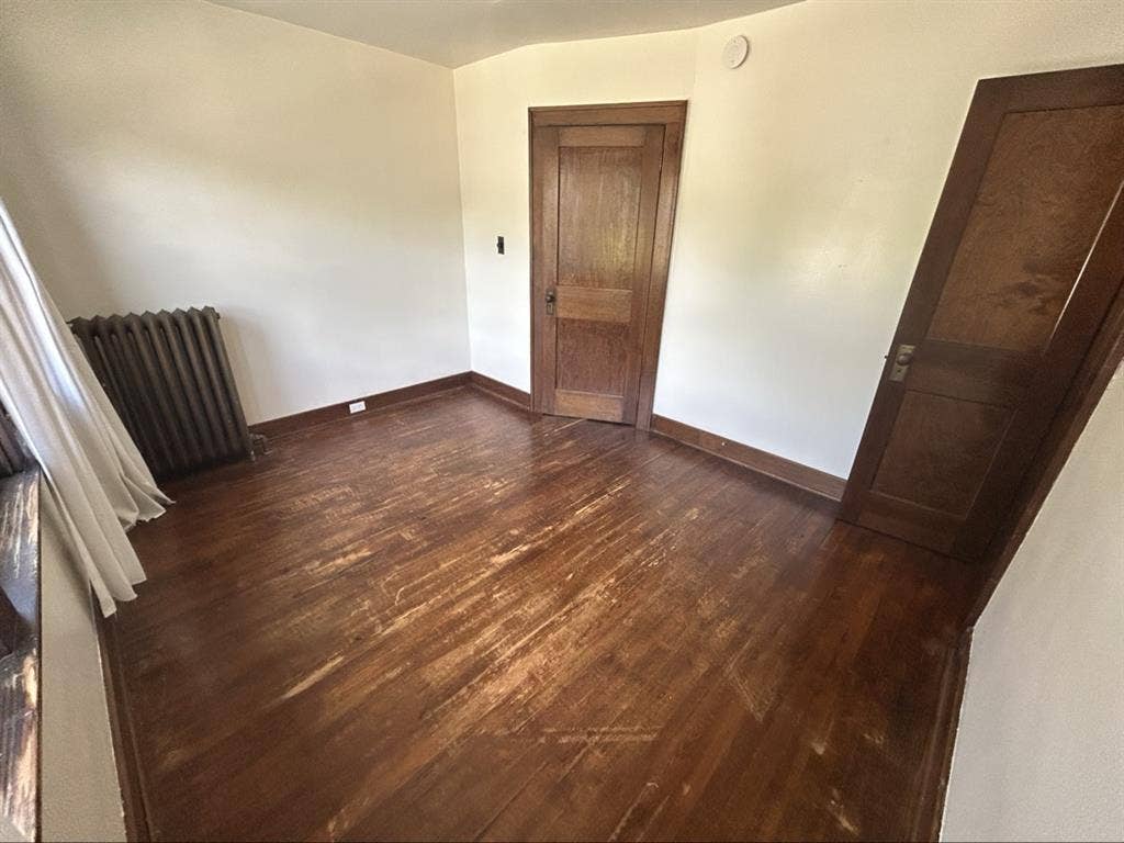 ISO One Roommate, West Side GR