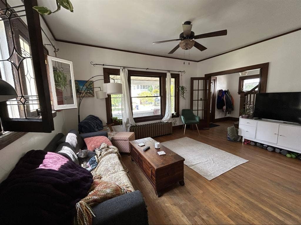 ISO One Roommate, West Side GR