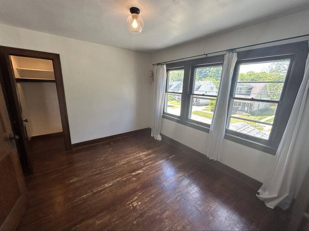 ISO One Roommate, West Side GR