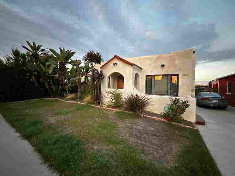 ¡Chill and Clean Roommates needed!