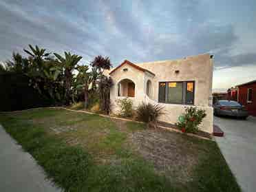 ¡Chill and Clean Roommates needed!