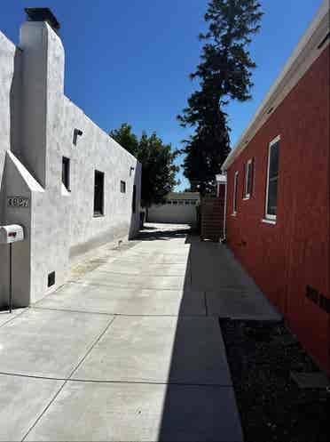 ¡Chill and Clean Roommates needed!