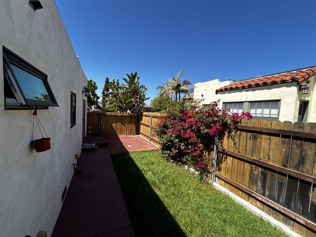 ¡Chill and Clean Roommates needed!