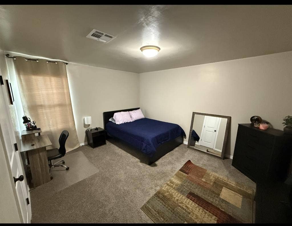 Queen bedroom on the West side