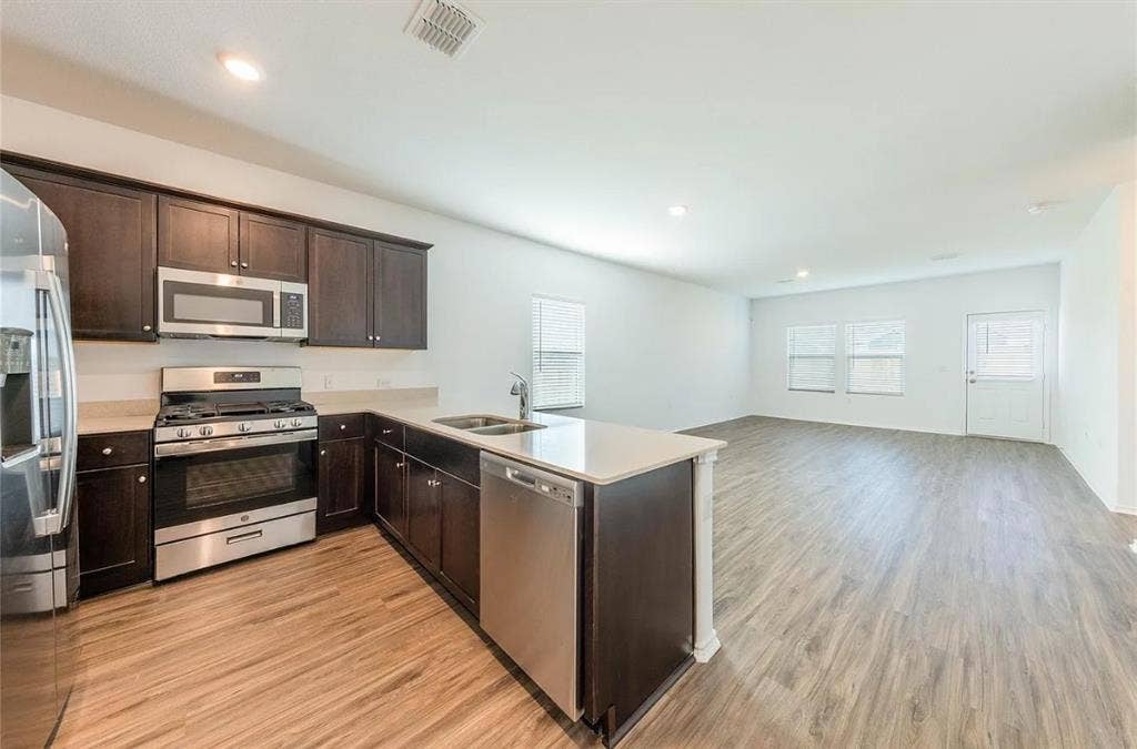 3 rooms available in Pflugerville
