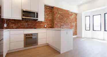 Shared cozy & spacious room in 2bed