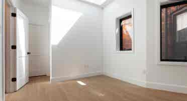 Shared cozy & spacious room in 2bed