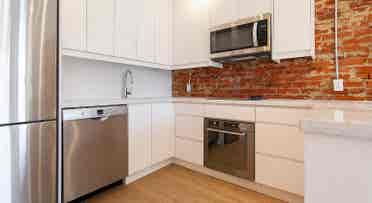 Shared cozy & spacious room in 2bed