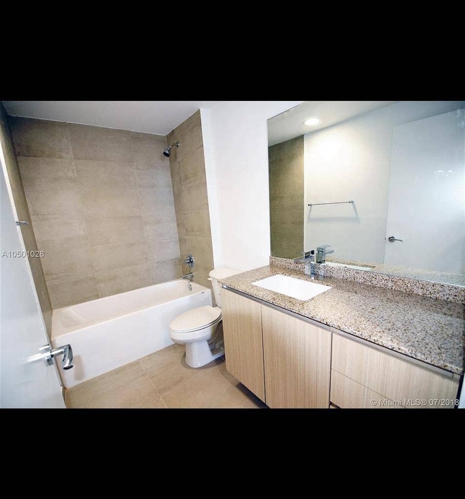 Furnished room for rentDowntown/MIA