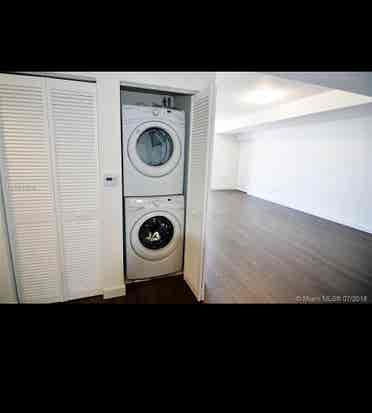 Furnished room for rentDowntown/MIA
