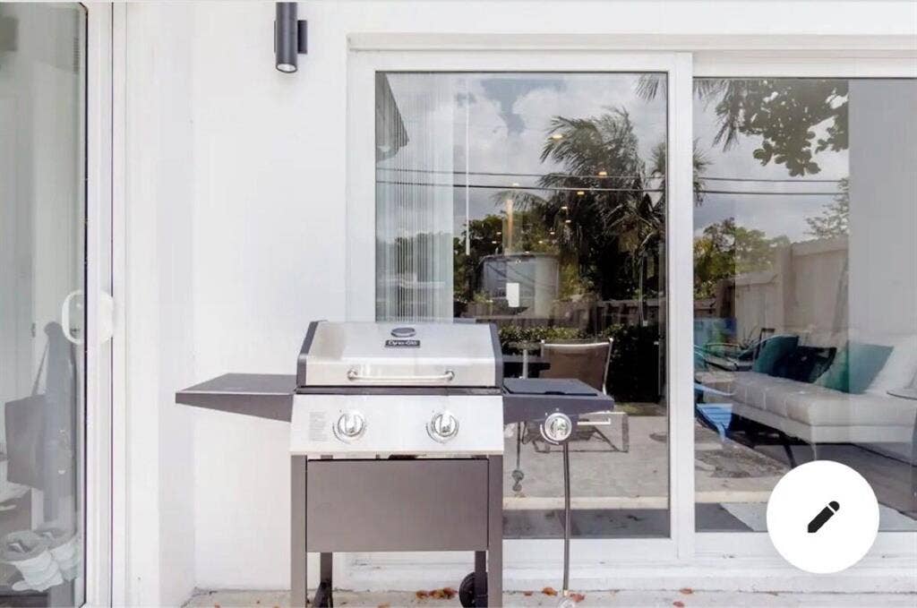 private room. Modern home. 2 mi