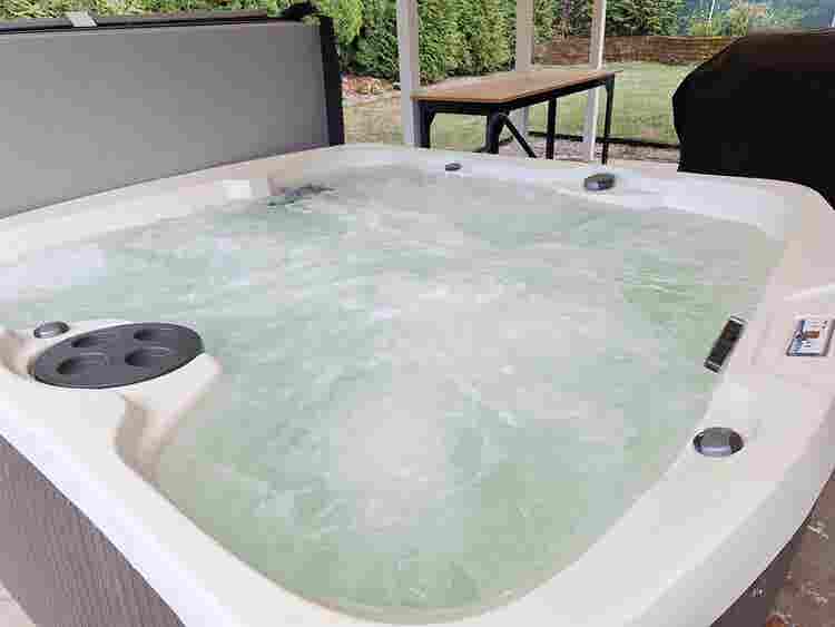Fast WIFI! UTL Inc! Hot tub :)