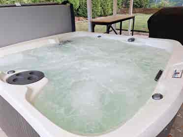 Fast WIFI! UTL Inc! Hot tub :)