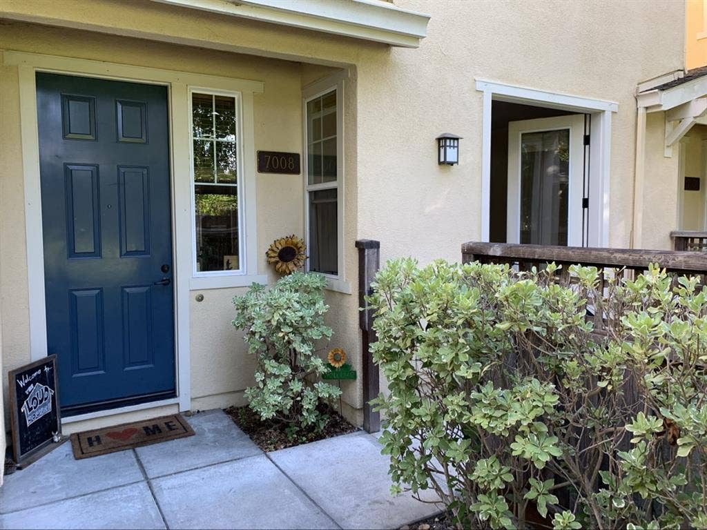 Large private room/full bathroom