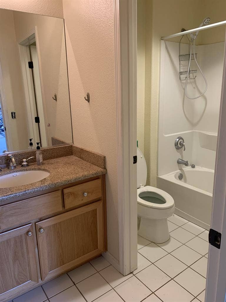 Large private room/full bathroom
