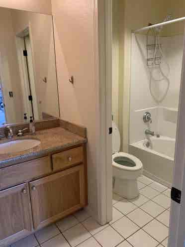 Large private room/full bathroom