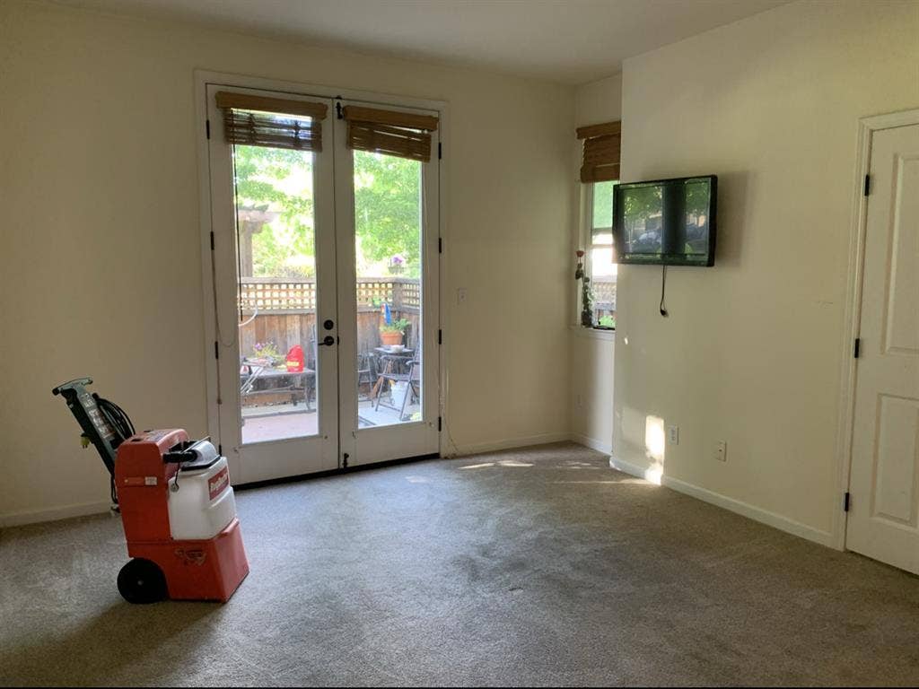 Large private room/full bathroom