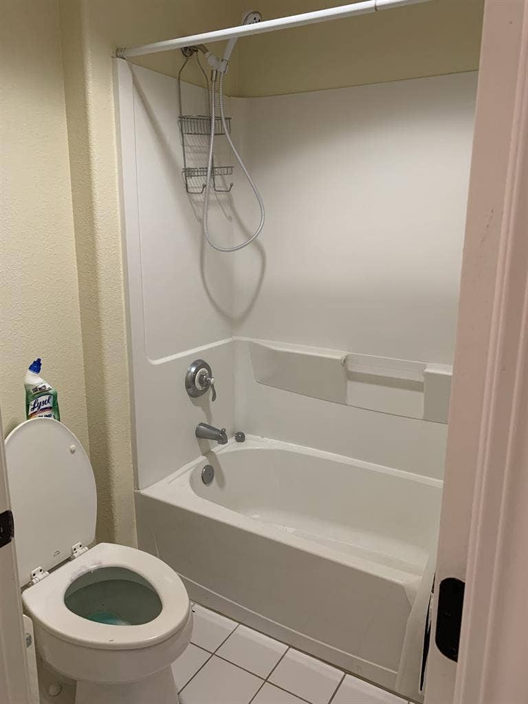 Large private room/full bathroom